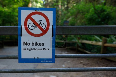 Téléchargez les photos : Vancouver Ouest, Canada -20 mai 2023 : Vue de l'enseigne "No Bikes" sur la clôture du parc des phares - en image libre de droit