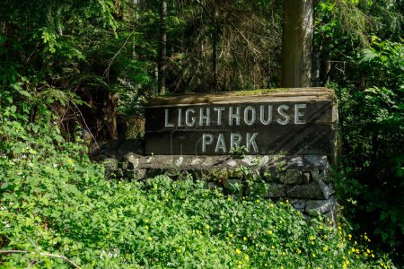 Téléchargez les photos : Panneau de bienvenue à l'intérieur du parc des phares de West Vancouver - en image libre de droit
