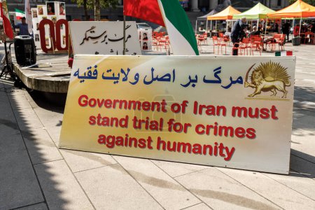Téléchargez les photos : Vancouver, Canada - 26 août 2023 : Vue du signe Le gouvernement iranien doit subir un procès pour crimes contre l'humanité - en image libre de droit