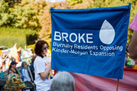Foto de Vancouver, Canadá - 15 de septiembre de 2023: Vista del letrero "Residentes de Burnaby se oponen a la expansión de Kinder-Morgan" como parte de la Huelga Climática Global en Vancouver. - Imagen libre de derechos