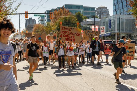 Foto de Vancouver, Canadá - 15 de septiembre de 2023: Jóvenes activistas con un cartel: "Esperaba una muerte más fría", caminando por Cambie Street como parte de la Huelga Climática Global en Vancouver - Imagen libre de derechos