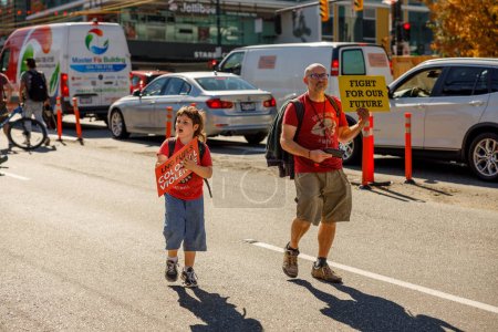 Foto de Vancouver, Canadá - 15 de septiembre de 2023: Un joven activista camina por Cambie Street como parte del mitin sobre el cambio climático global en Vancouver - Imagen libre de derechos