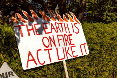 Foto de Vista de la señal La Tierra está en llamas, actúa como ella como parte de la Huelga Climática Global en Vancouver - Imagen libre de derechos