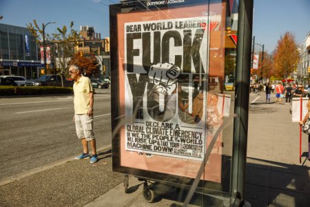 Foto de Vancouver, Canadá - 15 de septiembre de 2023: Vista de un cartel que expresa frustración con los líderes mundiales en la parada de autobús como parte de la Huelga Climática Global en Vancouver. - Imagen libre de derechos