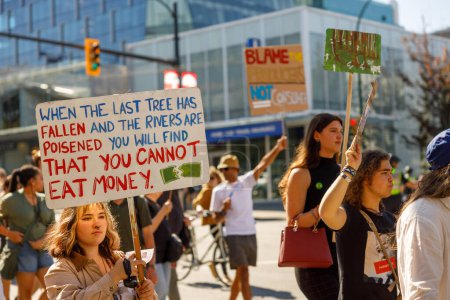 Foto de Vancouver, Canadá - 15 de septiembre de 2023: Jovencita con un letrero Cuando El Último Árbol ha caído y los ríos están envenenados, usted sabrá que no puede comer dinero como parte de la Huelga Climática Global en Vancouver. - Imagen libre de derechos