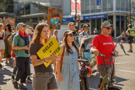 Foto de Vancouver, Canadá - 15 de septiembre de 2023: Jóvenes activistas con pancartas caminando por Cambie Street como parte de la Huelga Climática Global en Vancouver - Imagen libre de derechos