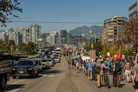 Foto de Vancouver, Canadá - 15 de septiembre de 2023: Miles de activistas caminan por Cambie Street como parte de la Huelga Climática Global en Vancouver. - Imagen libre de derechos
