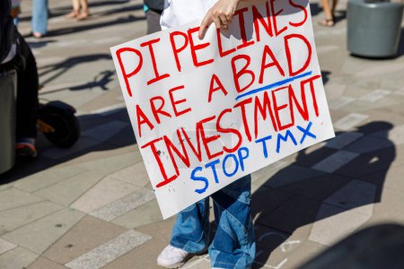 Foto de Vancouver, Canadá - 15 de septiembre de 2023: Activista con un cartel: Los oleoductos son una mala inversión, STOP TMX como parte de la Huelga Climática Global en Vancouver - Imagen libre de derechos
