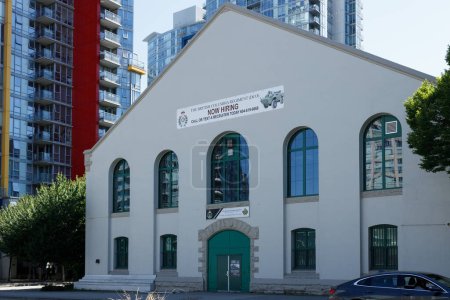 Foto de Vancouver, Canadá - Julio 1,2023: El Regimiento de Columbia Británica (DCO) edificio con un cartel AHORA HIRING - Imagen libre de derechos