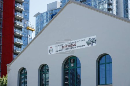 Foto de Vancouver, Canadá - Julio 1,2023: El Regimiento de Columbia Británica (DCO) edificio con un cartel AHORA HIRING - Imagen libre de derechos