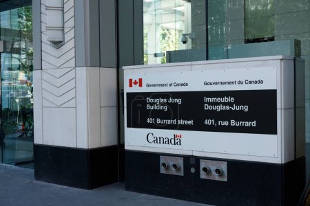 Téléchargez les photos : Vancouver, Canada - 1er juillet2023 : Édifice du gouvernement Douglas Jung au 401, rue Burrard - en image libre de droit