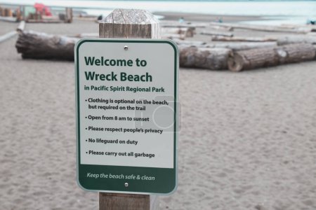 Foto de Vista de la señal Bienvenido a Wreck Beach en Pacific Spirit Regional Park - Imagen libre de derechos