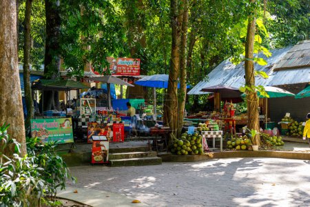 Téléchargez les photos : Koh Samui, Thaïlande - Décembre 11, 2023 : Un restaurant confortable par Namuang Cascade sur Koh Samui - en image libre de droit