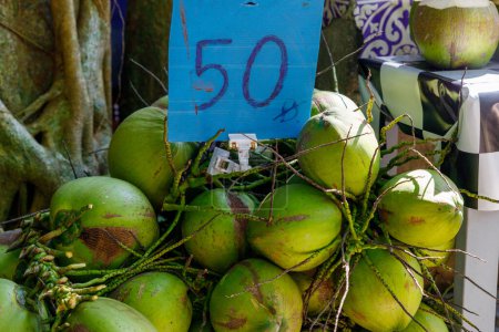 Ein Haufen Kokosnüsse, der auf einer Straße in Thailand zum Preis von je 50 Baht verkauft wird
