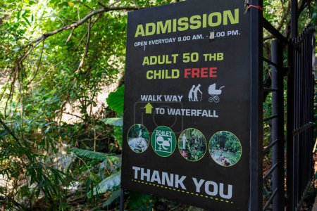 Téléchargez les photos : Koh Samui, Thaïlande - 11 décembre 2023 : Un panneau de bienvenue près de Namuang 2 Waterfalls fournit des informations sur les droits d'entrée, les politiques et les heures d'ouverture - en image libre de droit