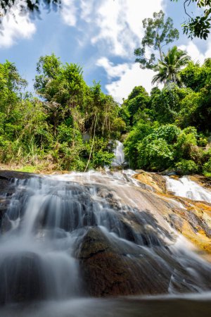 Schöner Namuang Wasserfall 2 während der Regenzeit auf Koh Samui, Thailand