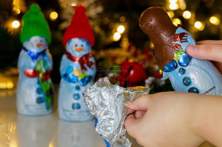 Foto de 5 de diciembre de 2022. Spartanburg SC USA. muñeco de nieve de chocolate envuelto en una envoltura de Navidad. - Imagen libre de derechos