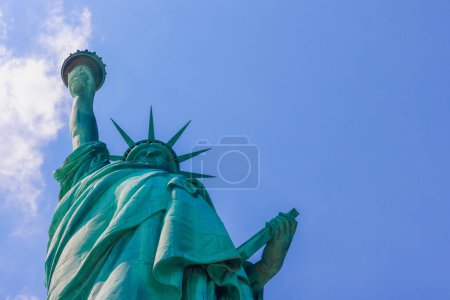 Téléchargez les photos : Vue du bas de la Statue de la Liberté à New York. Lieu célèbre de l'Amérique. - en image libre de droit