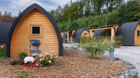 Téléchargez les photos : Petites maisons en bois au camping à Goslar, Harz, Basse-Saxe en Allemagne - en image libre de droit