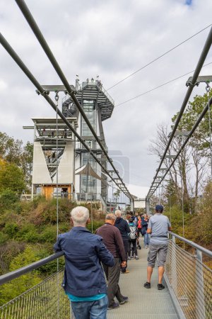 Téléchargez les photos : Elbingerode, Allemagne - 13 septembre 2022 : Titan RT Suspension bridge and Giga swing in Elbingerode, Oberharz am Brocken in Saxony-Anhalt Harz in Germany - en image libre de droit