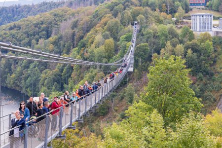 Téléchargez les photos : Elbingerode, Allemagne - 13 septembre 2022 : Titan RT Suspension bridge and Giga swing in Elbingerode, Oberharz am Brocken in Saxony-Anhalt Harz in Germany - en image libre de droit