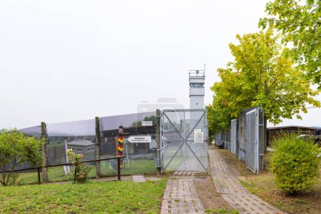 Téléchargez les photos : Eichsveld, Allemagne - 14 septembre 2022 : Tour de guet frontalière au musée de la frontière Schifflersgrund à Green Belt à Asbach-Sickenberg à Eichsveld Thuringen en Allemagne - en image libre de droit