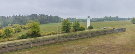 Téléchargez les photos : Geisa, Allemagne - 14 septembre 2022 : Vue scénographique avec clôture à la frontière métallique depuis la tour de guet Point Alpha à Geisa à Thuringen en Allemagne - en image libre de droit