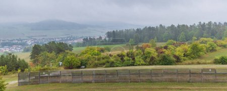 Téléchargez les photos : Geisa, Allemagne - 14 septembre 2022 : Vue scénographique avec clôture à la frontière métallique depuis la tour de guet Point Alpha à Geisa à Thuringen en Allemagne - en image libre de droit