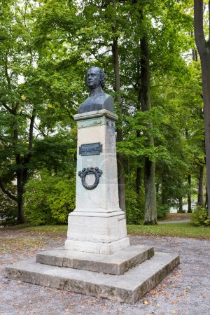 Téléchargez les photos : Meiningen, Allemagne - 15 septembre 2022 : Sculpture du wrtier Jean Paul dans le parc public de la région de Meiningen Franconie à Thuringen Allemagne - en image libre de droit