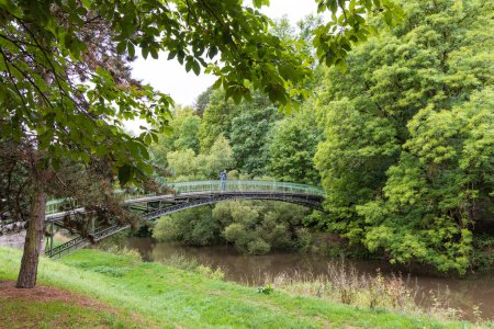 Téléchargez les photos : Meiningen, Allemagne - 15 septembre 2022 : Pont avec serrures d'amour parc Château Elisabethenburg dans la région de Meiningen Franconie à Thuringen Allemagne - en image libre de droit