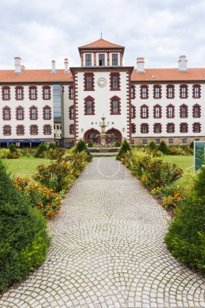 Téléchargez les photos : Meiningen, Allemagne - 15 septembre 2022 : Château Elisabethenburg et parc dans la région de Meiningen Franconia à Thuringen Allemagne - en image libre de droit