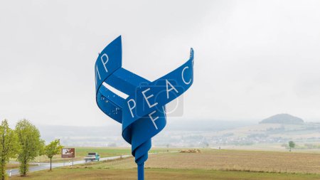 Téléchargez les photos : Geisa, Allemagne - 14 septembre 2022 : Mémorial de sculpture avec texte paix au musée Haus auf der grenze et Point Alpha à Geisa à Thuringen en Allemagne - en image libre de droit