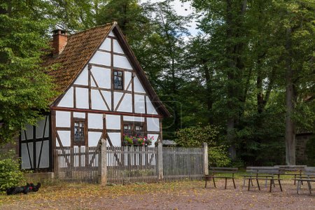 Foto de Kloster Vessra, Alemania - 16 de septiembre de 2022: Casas de entramado de madera en el museo Abadía de Vessra en Kloster Vessra, Turingia, Alemania - Imagen libre de derechos