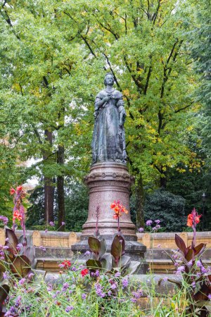 Téléchargez les photos : Luxembourg stadt, Luxembourg - Ocotber 1, 2022: Statue of Luxenbourg Princess Amalia of Sax -Weimar-Eisenach by Henri of the Netherlands in central park Luxembourg city in Luxenbourg - en image libre de droit