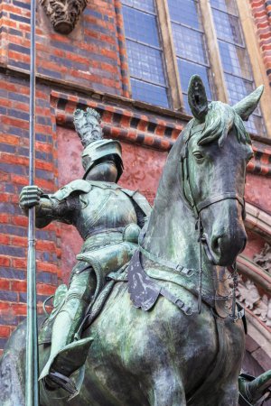 Foto de Bremen, Germany - Novemeber 13, 2022: Knight sculpture in front of old Town hall of Bremen in state Free Hanseatic City of Bremen in Germany - Imagen libre de derechos