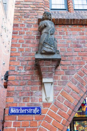 Foto de Bremen, Germany - Novemeber 13, 2022: Sculpture at house old town of Bremen in state Free Hanseatic City of Bremen in Germany - Imagen libre de derechos