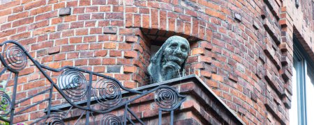 Foto de Bremen, Germany - Novemeber 13, 2022: Old lady or ghost sculpture at house in old town of Bremen in state Free Hanseatic City of Bremen in Germany - Imagen libre de derechos