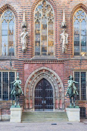 Foto de Bremen, Germany - Novemeber 13, 2022: Knight sculpture in front of old Town hall of Bremen in state Free Hanseatic City of Bremen in Germany - Imagen libre de derechos