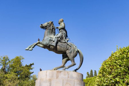 Téléchargez les photos : Athènes, Grèce - 25 septembre 2021 : La statue équestre du général George Karaiskakis dans le jardin de Zappeion Megaron. - en image libre de droit