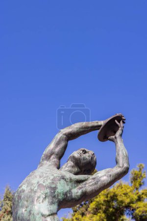 Téléchargez les photos : Athens, Greece - September 25, 2021: Bronze discobolus sculpture atlete in front of he Panathenaic Stadium or Kallimarmaro in Athens in Greece - en image libre de droit