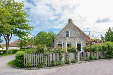 Foto de Farm house and garden in village Formerum at wadden island Terschelling Friesland province in The Netherlands - Imagen libre de derechos