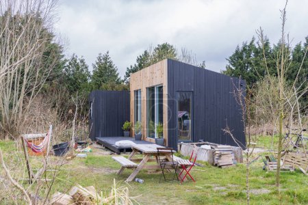 Téléchargez les photos : Groningue, Pays-Bas - 20 mars 2023 : Petites maisons Westpark à Groningue aux Pays-Bas, un mode de vie pour réduire l'empreinte écologique - en image libre de droit