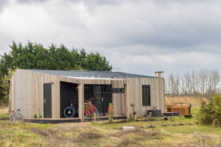 Téléchargez les photos : Groningue, Pays-Bas - 20 mars 2023 : Petites maisons Westpark à Groningue aux Pays-Bas, un mode de vie pour réduire l'empreinte écologique - en image libre de droit