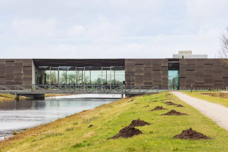 Foto de Heerenveen, Países Bajos - 17 de febrero de 2023: Finca y parque Oranjewoud con museo Belvedere en Heerenveen Provincia de Frisia en Países Bajos - Imagen libre de derechos