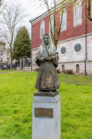 Foto de Cork, Irlanda - 16 de abril de 2023: Estatua del vendedor de cebolla en Bishop Lucey park in Cork in Munster province in Ireland Europe - Imagen libre de derechos