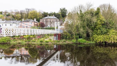Foto de Cork, Irlanda - 16 de abril de 2023: Dalys o puente Shakey cruzan el río Lee hasta Fitzgeralds Park en la provincia de Cork Munster en Irlanda Europa - Imagen libre de derechos