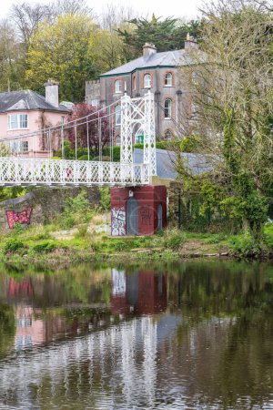 Foto de Cork, Irlanda - 16 de abril de 2023: Dalys o puente Shakey cruzan el río Lee hasta Fitzgeralds Park en la provincia de Cork Munster en Irlanda Europa - Imagen libre de derechos
