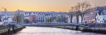 Téléchargez les photos : Paysage urbain au coucher du soleil du rover Lee et de la rue Washington dans la province de Cork Munster en Irlande - en image libre de droit