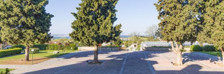 Téléchargez les photos : Vue du bâtiment principal avec vieux pin de l'American Farm School à Thessalonique Macédoine centrale en Grèce - en image libre de droit