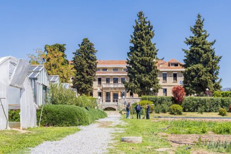 Téléchargez les photos : Thessalonique, Grèce - 28 avril 2023 : Jardin potager éducatif et serres à l'American Farm School de Thessalonique Macédoine centrale en Grèce - en image libre de droit